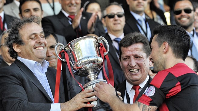 El capitán del Lincoln Red Imps FC recibe el título de manos de Platini