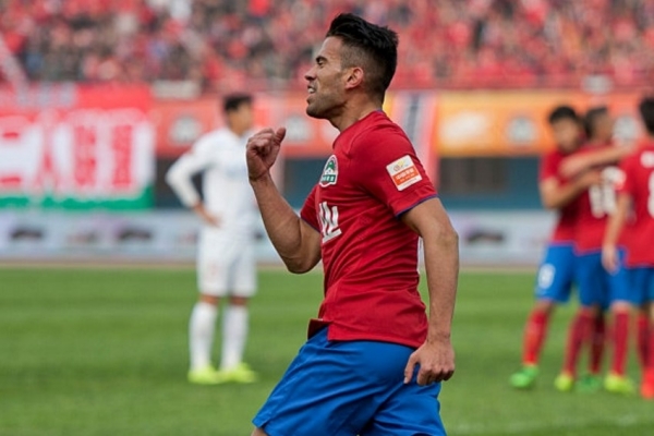 Javier Patiño celebra uno de sus tantos en China