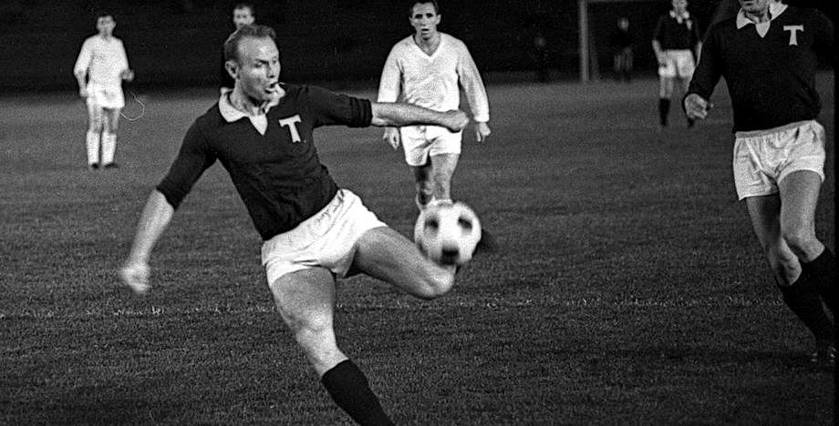 Eduard Streltsov en un encuentro con el Torpedo de Moscú