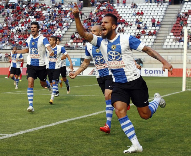 Fran González celebrando un tanto decisivo en los play-off