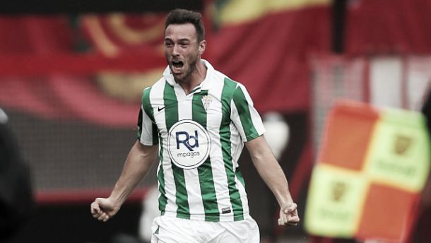 Xisco celebra un tanto luciendo los colores del Córdoba CF